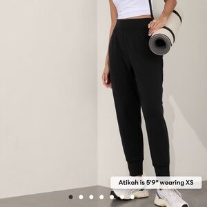 ATHLETA COASTER LUXE HIGH RISE JOGGER - size M. Black.